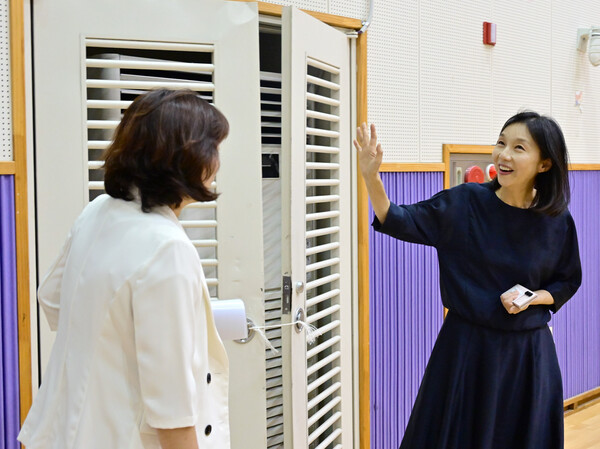 9일 서울 동대문 이문초에 방문해 최호정 의장이 냉방기 점검했다. ⓒ서울시의회