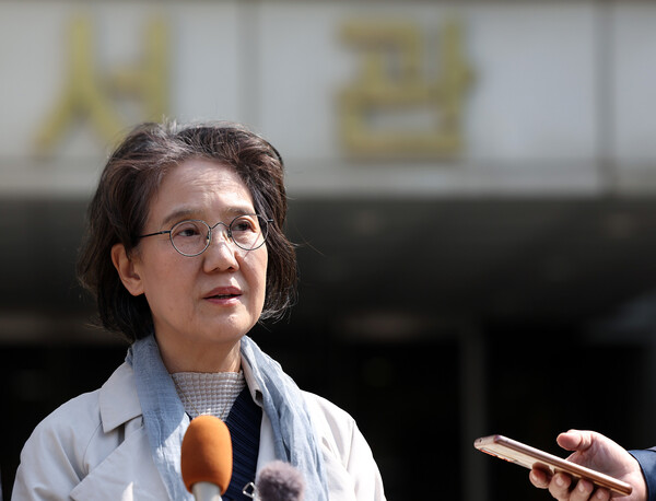 일본군‘위안부’ 피해자 명예훼손 혐의로 기소됐던 박유하 세종대 명예교수가 2024년 4월12일 오후 서울 서초구 서울고법에서 열린 파기환송심 선고공판에서 무죄를 선고받고 소감을 말하고 있다.  ⓒ연합뉴스