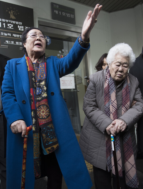 저서 『제국의 위안부』에서 일본군‘위안부’ 피해자 등 명예훼손 혐의로 기소됐던 박유하 세종대 교수가 2017년 1월25일 서울동부지방법원에서 열린 1심 선고공판에서 무죄 판결을 받았다. 이날 ‘위안부’ 피해생존자인 이용수 할머니와 이옥선 할머니가 법정 앞에서 침통해하고 있다.  ⓒ연합뉴스