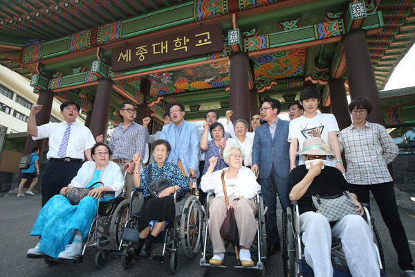 2014년 7월4일 오후 서울 세종대 정문 앞에서 일본군‘위안부’ 피해자 할머니들이 『제국의 위안부』저자 박유하 세종대 교수의 파면을 요구하는 기자회견을 열었다.  ⓒ연합뉴스