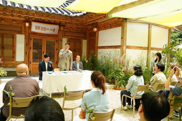  종로구, 카카오메이커스, (사)생명의숲이 협력하여 도심 내 공공정원을 조성하는 사업으로 지난달 18일 청진공원에서 업무협약을 체결했다.ⓒ종로구