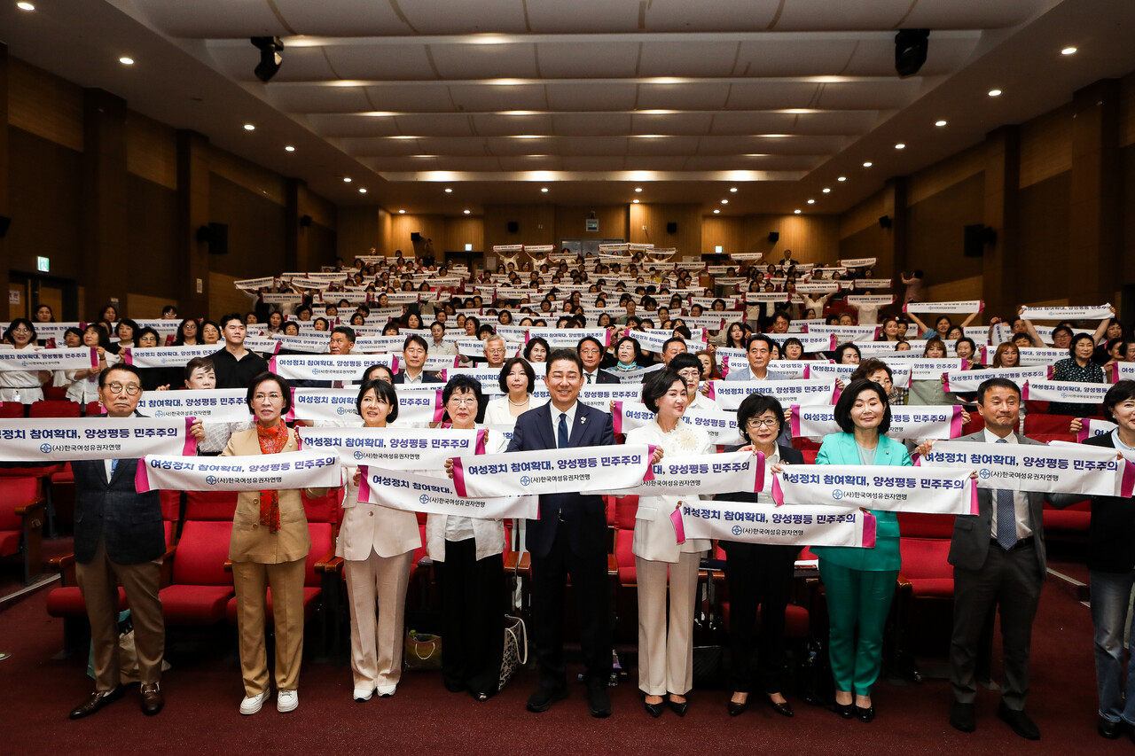 22일 서울 영등포구 국회의사당 의원회관 대회의실에서 열린 한국여성유권자연맹 제56주년 창립기념식과 중앙회장 이·취임식에서 김병기 더불어민주당 원내대표, 이인선 국회여성가족위원장, 김희정 국민의힘 의원, 허명 한국여성단체협의회장, 이은주 21대 한국여성유권자연맹 회장, 김성옥 한국여성유권자연맹 고문, 한병도 예산결산특별위원장 등 내빈과 연맹원들이 피켓을 들고 기념사진을 촬영하고 있다. ⓒ손상민 사진기자 