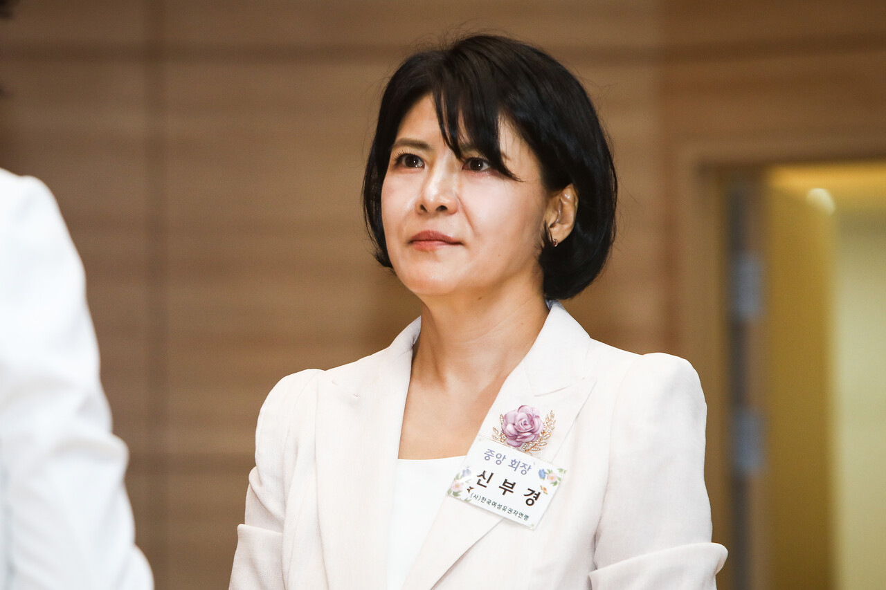 22일 서울 영등포구 국회의사당 의원회관 대회의실에서 열린 한국여성유권자연맹 제56주년 창립기념식과 중앙회장 이·취임식에서 신부경 22대 한국여성유권자연맹 중앙회장이 취임을 하고 있다. ⓒ손상민 사진기자