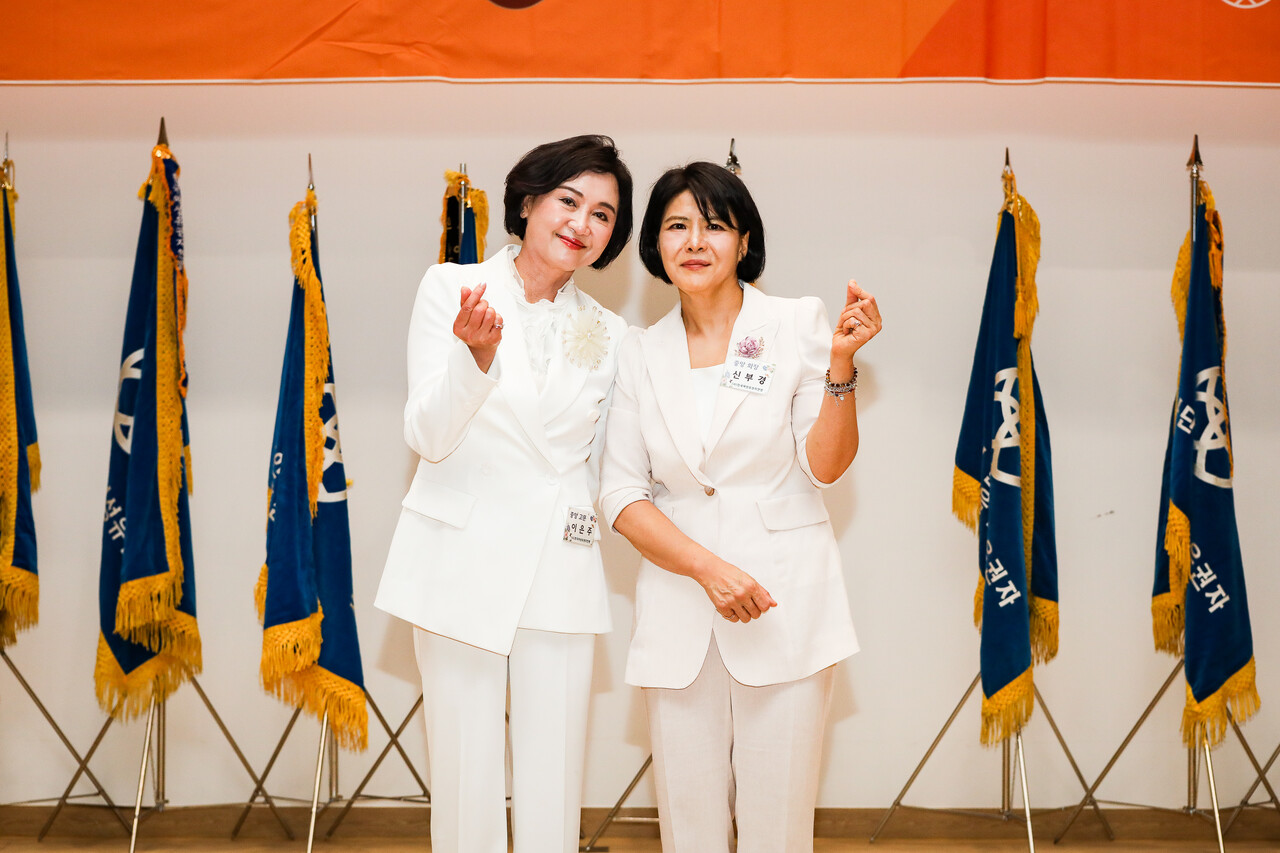 22일 서울 영등포구 국회의사당 의원회관 대회의실에서 열린 한국여성유권자연맹 제56주년 창립기념식과 중앙회장 이·취임식에서 이은주 21대 중앙회장과 신부경 22대 중앙회장이 기념촬영을 하고 있다. ⓒ손상민 사진기자