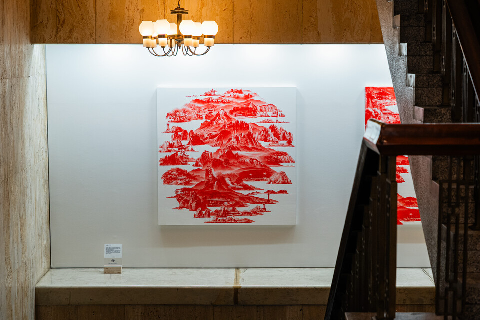 세종문화회관 ‘공연장으로 간 미술’ 프로젝트 중 이세현 작가 ‘붉은 산수’ 연작. ⓒ세종문화회관 제공