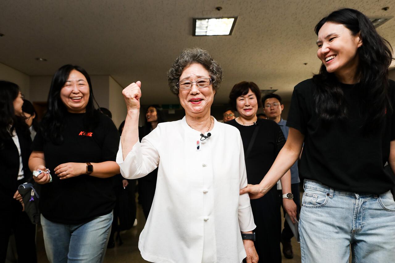 23일 부산 연제구 부산지방법원에서 열린 성폭력 피해자 최말자(79)씨의 재심 첫 공판이 끝난 후 최말자씨가 법정에서 퇴장하며 한쪽 손을 번쩍 치켜 들고 있다. 이날 검찰은 "정당방위가 인정된다"며 무죄를 구형했다. ⓒ손상민 사진기자