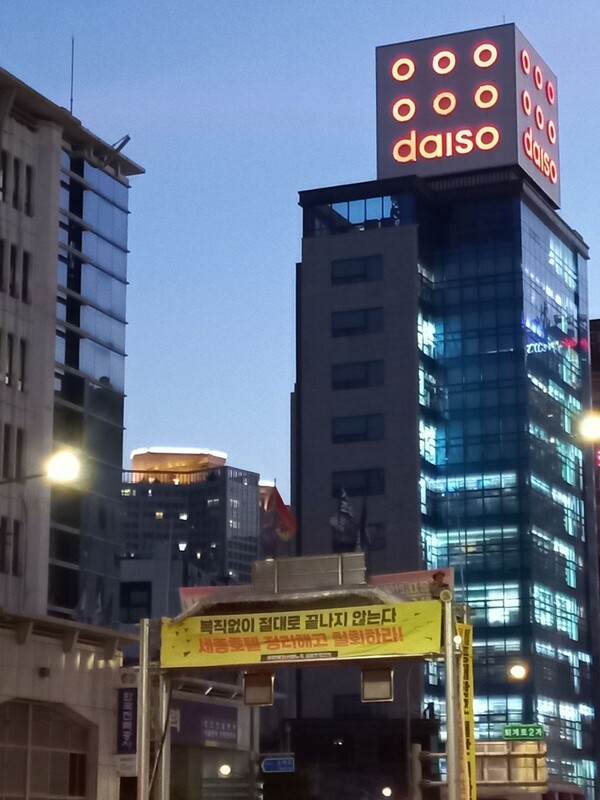 7월10일 저녁 서울 명동 세종호텔 앞에서 고공투쟁 승리문화제가 열렸다. 고진수 서비스연맹 관광레저산업노조 세종호텔지부장이 당시 148일째 고공농성 중인 현장 앞에서 진행됐다.  ⓒ정보라 작가 제공