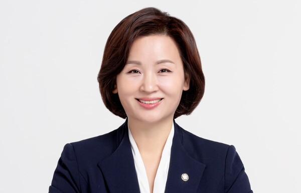 이수진 의원(더불어민주당, 성남 중원)이 22일 국민연금법과 기초연금법 개정안을 대표 발의했다.  ⓒ이수진 의원실