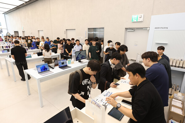 갤럭시 Z 폴드7·Z 플립7 사전 개통을 위해 삼성 강남을 방문한 고객 대기 행렬. ⓒ삼성전자