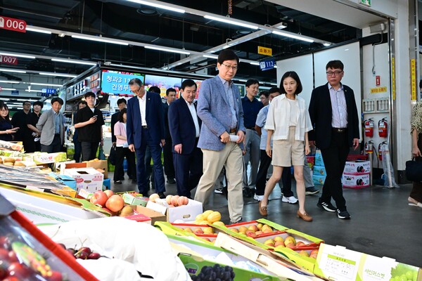 29일  최호정 서울시의회 의장이 농축산물 수급과 물가안정 대책 점검을 위해 가락시장을 방문했다.ⓒ서울시의회