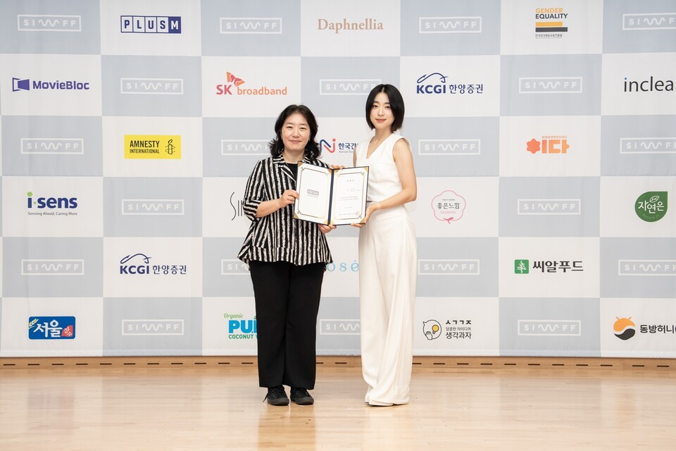 제27회 서울국제여성영화제를 홍보할 제11대 ‘시우프스타(SIWFFstar)’로 위촉된 최성은 배우(오른쪽). ⓒ제27회 서울국제여성영화제 제공