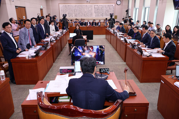 1일 서울 여의도 국회에서 방송 3법, 노란봉투법, 상법 등 을 심의, 의결하기 위해 열린 법제사법위원회 전체회의에서 방송 3법이 통과되고 있는 가운데 법사위 국민의힘 간사 박형수 의원을 비롯한 의원들이 토론 종결 등 위원회 운영에 대해 이춘석 위원장에게 항의하고 있다 ⓒ연합뉴스