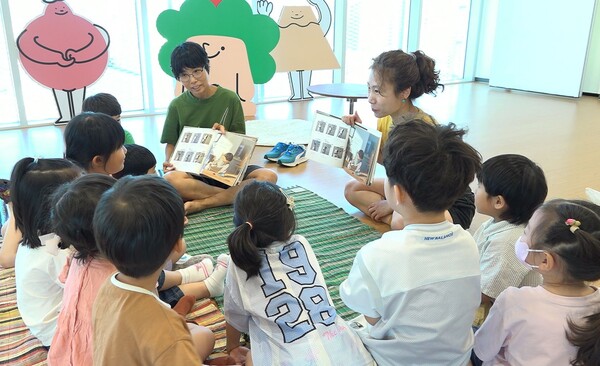 제주도가 공직자의 돌봄 부담을 덜기 위해 시범사업으로 도입한 ‘어나더+ 아이함께’ 프로그램에 참여하고 있는 아이들 모습. ⓒ제주도
