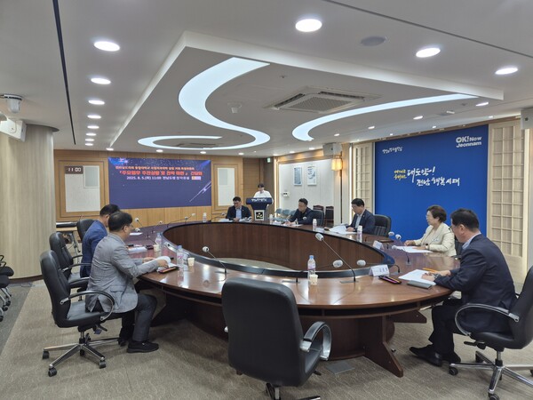 전남도는 5일 도청 정약용실에서 도의회, 순천대, 목포대와 함께 간담회를 개최하고 국립의대 설립 전략·협력 방안을 모색했다.  ⓒ전남도