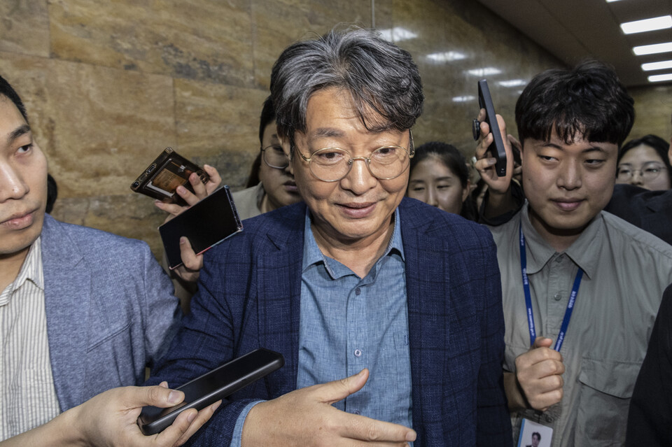 차명 주식거래 의혹이 제기된 국회 법제사법위원장 더불어민주당 이춘석 의원이 5일 국회에서 열린 본회의에 참석한 뒤 본회의장을 빠져나가다 기자들의 질문을 받고 있다.  ⓒ연합뉴스