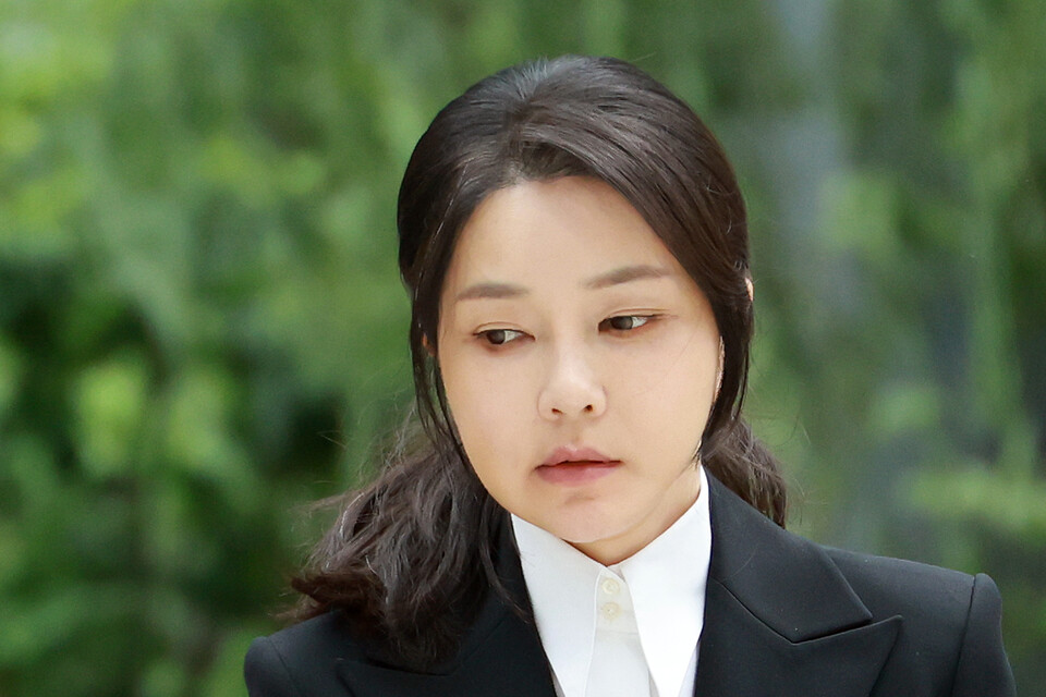 윤석열 전 대통령의 부인 김건희 여사가 6일 서울 종로구 KT광화문빌딩 웨스트에 마련된 민중기 특별검사팀 사무실에 피의자 신분으로 출석하고 있다. ⓒ연합뉴스