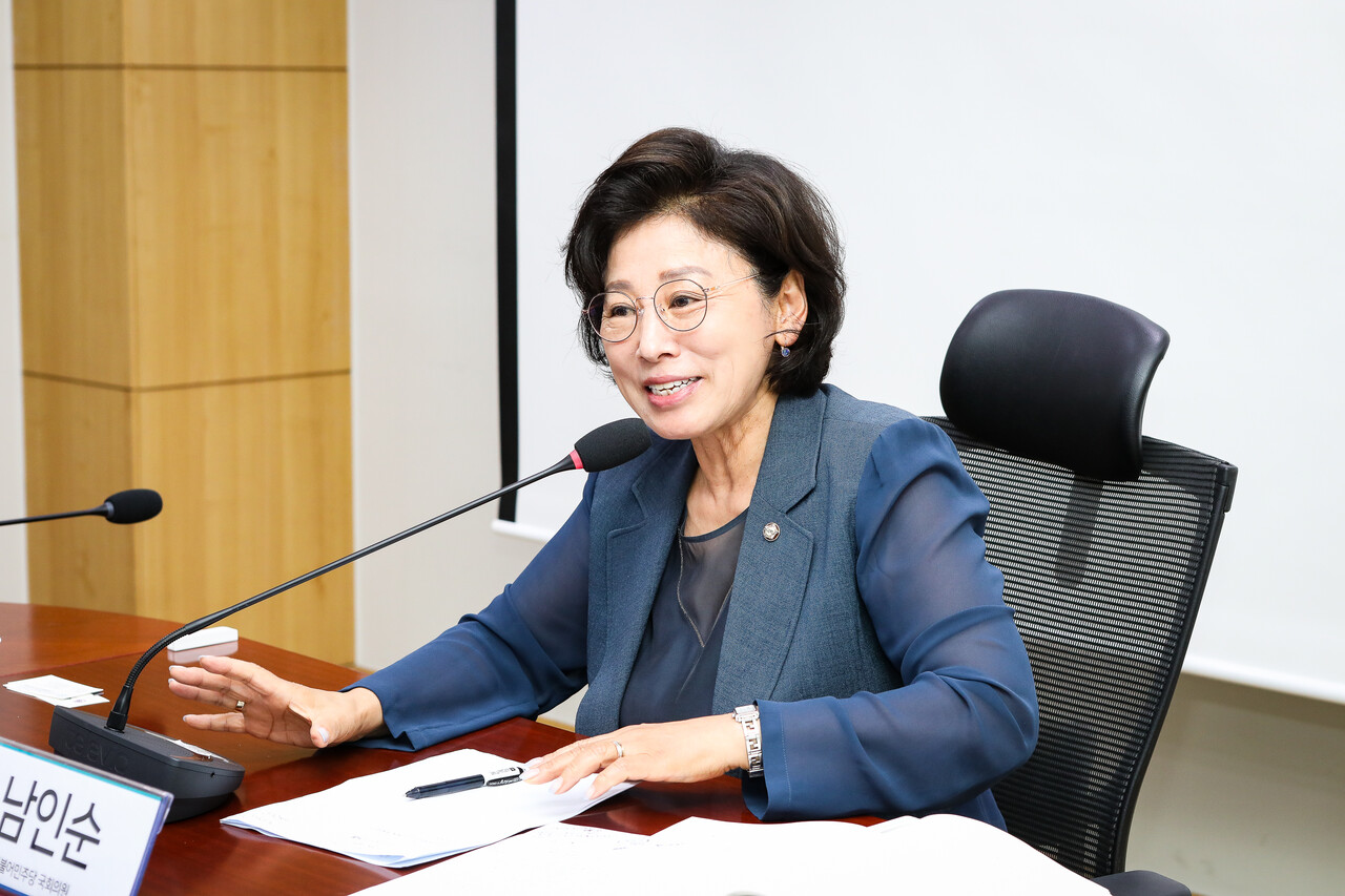 6일 서울 영등포구 국회의사당 의원회관 제5간담회의실에서 열린 ‘낙태죄 헌법 불합치 결정 이후 6년, 이대로 방치할 것인가? 입법 공백 해소를 위한 인공임신중지 토론회’에서 토론회 좌장을 맡은 남인순 더불어민주당 의원이 발언하고 있다. ⓒ손상민 사진기자