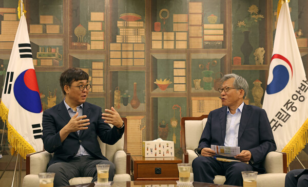 최휘영 문화체육관광부 장관이 지난 3일 서울 국립중앙박물관에서 유홍준 국립중앙박물관장과 관람객 증가와 박물관 상품[뮷즈(MU:DS)] 판매 상황 등을 점검, 주요 현안에 대한 의견을 나누고 있다. ⓒ연합뉴스