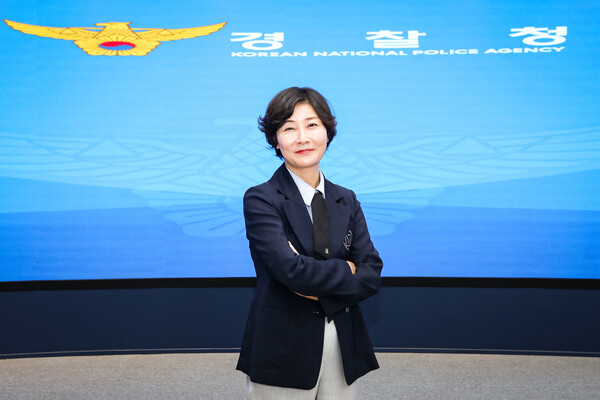 조주은 여성안전학교폭력대책관이 경찰청 1층에 마련된 포토존에서 포즈를 취하고 있다. ⓒ손상민 사진기자