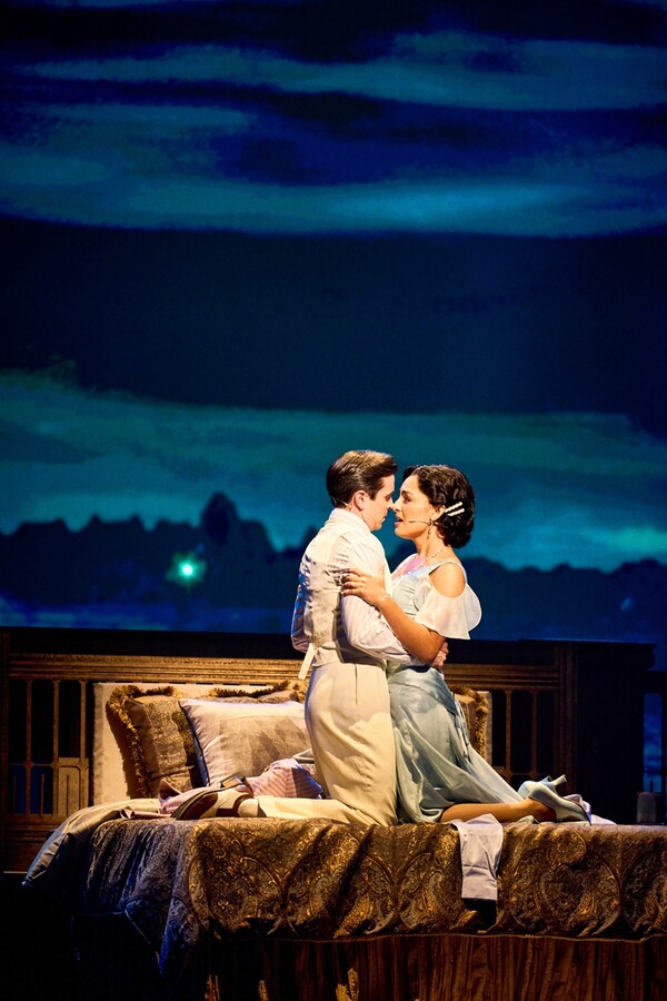 뮤지컬 ‘위대한 개츠비_서울’ 중 제이 개츠비 역 매트 도일과 데이지 뷰캐넌 역 센젤 아마디가 넘버 ‘My Green Light’를 부르고 있다. ⓒ오디컴퍼니(주) 제공