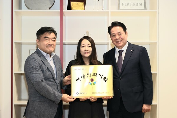 안양시(시장 최대호)는 12일 ‘2025 안양형 여성친화기업’으로 선정된 뷰로베리타스씨피에스코리아 주식회사에서 현판식을 개최했다고 밝혔다. ⓒ안양시