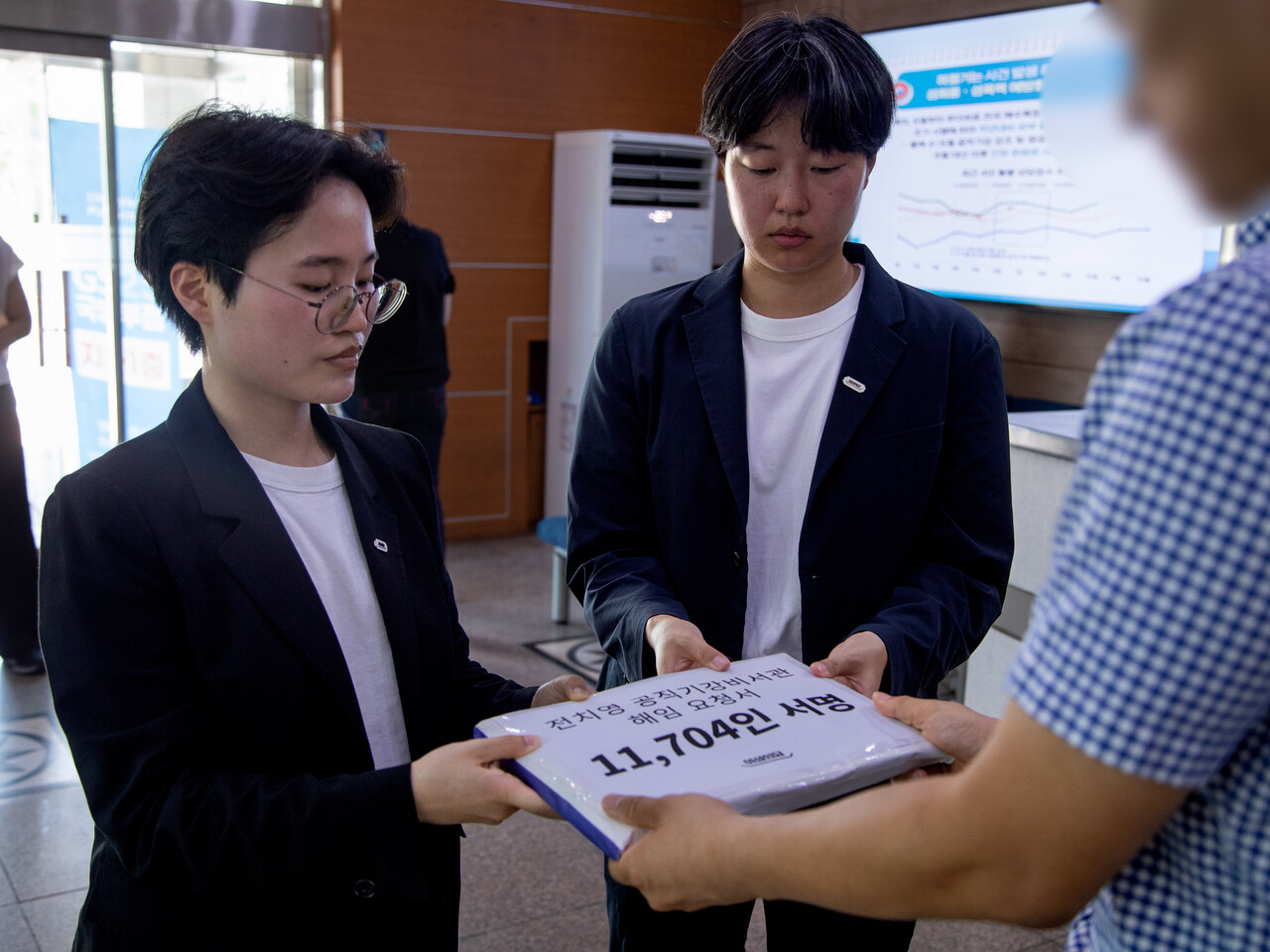 여성의당이 12일 전치영 대통령실 공직기강비서관의 해임을 촉구하는 1만여명의 서명이 담긴 서명부를 대통령실에 공식 제출했다고 밝혔다. ⓒ여성의당