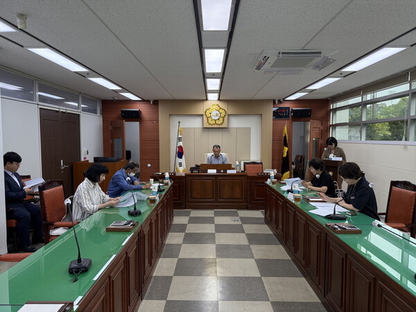 봉화군의회가 지난 11일 의회특위실에서 의원정책개발단체 심사위원회를 개최했다. ⓒ봉화군의회