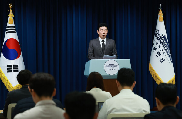 강훈식 대통령 비서실장이 오늘(13일) 브리핑에서 이재명 대통령이 교육·성평등·공정거래·금융·농어촌 등 핵심 분야의 수장 7명을 발표하고 있다. ⓒ연합뉴스