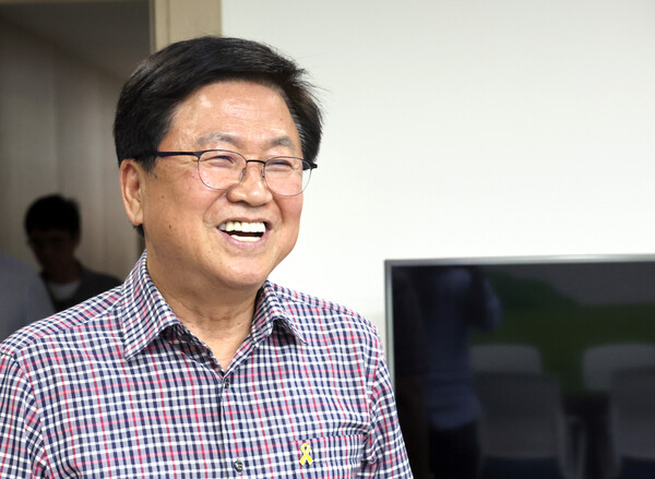 교육부 장관 후보자에 지명된 최교진 세종시 교육감이 13일 세종시 교육청 집무실에 들어오며 웃음 짓고 있다. ⓒ연합뉴스