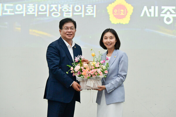 1991년 협의회 출범 34년 만에 첫 여성 회장으로 선출된 최호정 서울시의회 의장(오른쪽). ⓒ서울시의회