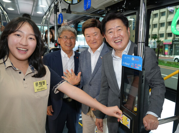 제주특별자치도가 전국 최초로 청소년 대중교통 전면 무료화를 시행한다. (왼쪽부터) 지난 13일 제주시 삼다공원에서 개최된 개통식에 참석한 청소년과 이상봉 제주도의회 의장, 김광수 제주교육감, 오영훈 제주지사. ⓒ제주특별자치도 제공
