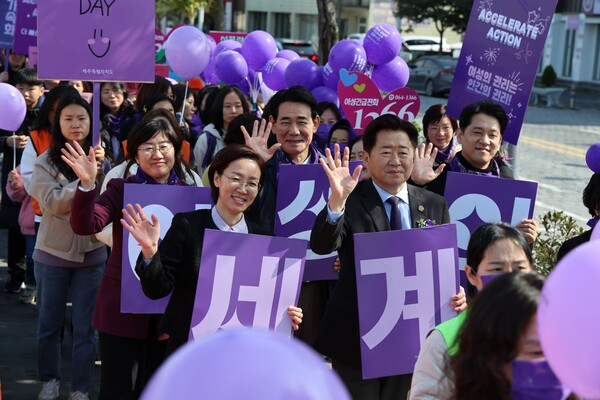 올해 열린 3.8 세계여성의 날 거리행진. 오영훈 도지사와 이은영 성평등여성정책관이 참가자들과 함께 손을 흔들고 있다. 사진은 기사와 직접적 연관이 없음. ⓒ제주도