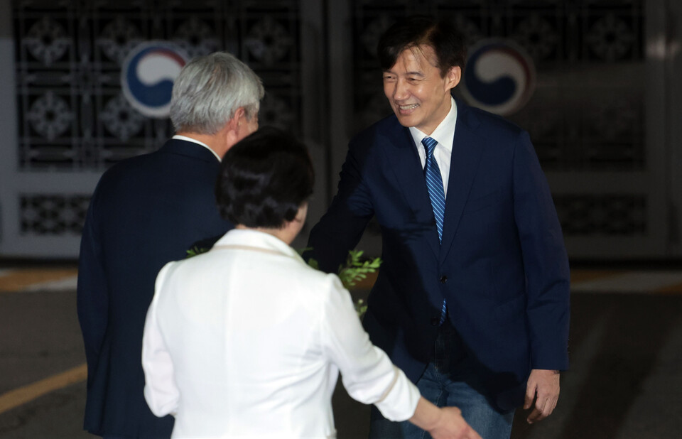 조국혁신당 조국 전 대표가 15일 서울 구로구 남부교도소에서 광복절 특별사면·복권 조치로 출소하며 김선민 당 대표 권한대행과 인사하고 있다 ⓒ연합뉴스