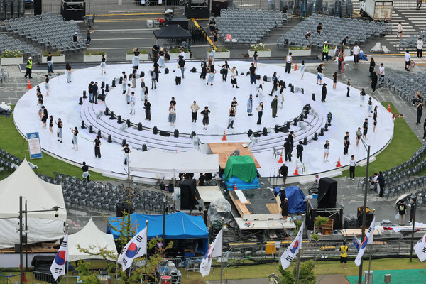 14일 서울 광화문 광장에 설치된 무대에서 '국민주권 대축제' 리허설이 진행되고 있다. ⓒ연합뉴스