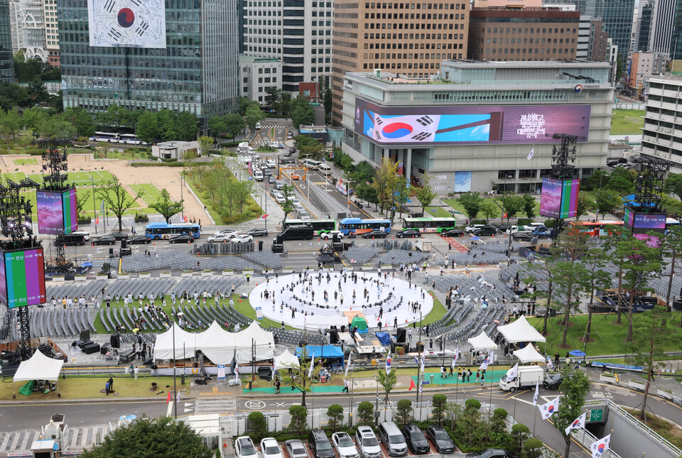 광복절을 하루 앞둔 14일 서울 광화문 광장에 설치된 무대에서 '국민주권 대축제' 리허설이 진행되고 있다 ⓒ연합뉴스