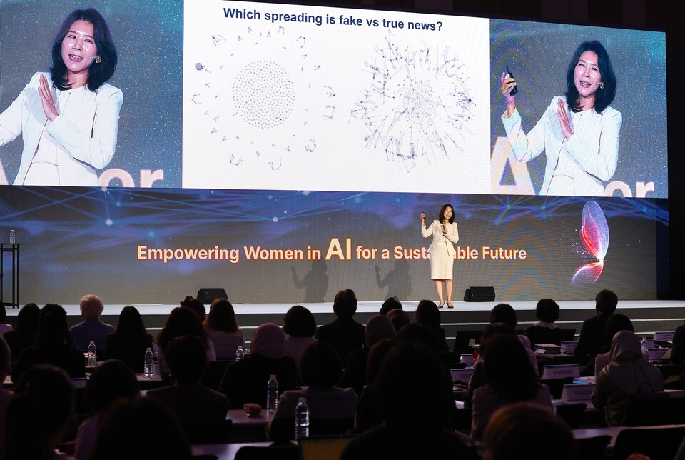 한국인 최초 독일 막스플랑크연구소 단장인 차미영 KAIST 전산학부 교수가 지난 13일 과학기술정보통신부와 한국여성과학기술인육성재단(WISET)이 인천 송도 컨벤시아에서 개최한 ‘APEC 2025 Women in STEM Symposium’에서 기조강연을 하고 있다. ⓒWISET 제공
