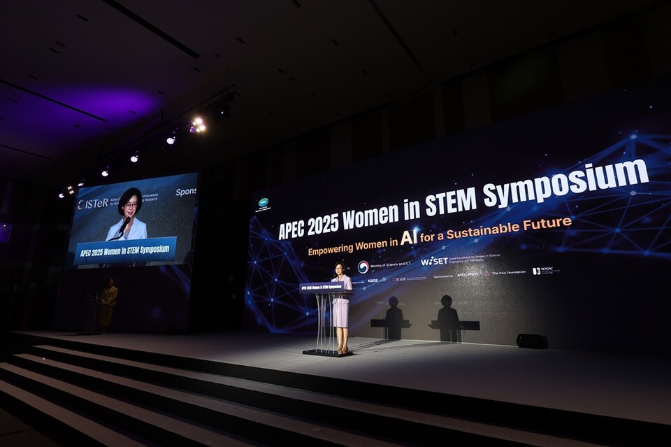 문애리 WISET 이사장이 지난 13일 과학기술정보통신부와 한국여성과학기술인육성재단(WISET)이 인천 송도 컨벤시아에서 개최한 ‘APEC 2025 Women in STEM Symposium’에서 개회사를 하고 있다. ⓒWISET 제공