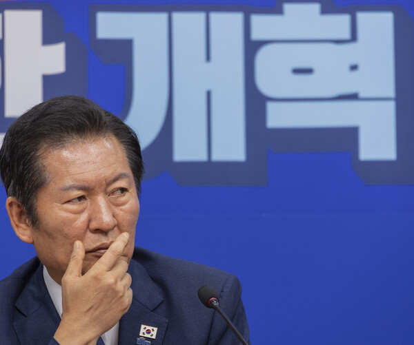 더불어민주당 정청래 대표가 13일 국회에서 열린 최고위원회에서 발언을 마친 뒤 생각에 잠겨 있다.  ⓒ연합뉴스