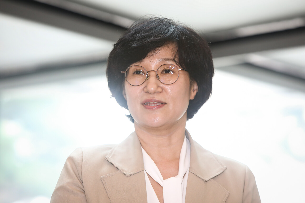 18일 오전 서울 서대문구 한국청소년활동진흥원에 마련된 여성가족부 장관 후보자 인사청문회 준비 사무실 첫 출근 기자회견에서 원민경 여성가족부 장관 후보자가 기자들의 질문에 답변하고 있다. ⓒ손상민 사진기자