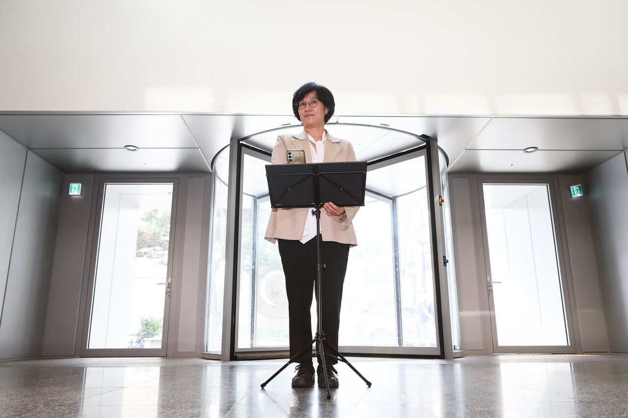 18일 오전 서울 서대문구 한국청소년활동진흥원에 마련된 여성가족부 장관 후보자 인사청문회 준비 사무실 첫 출근 기자회견에서 원민경 여성가족부 장관 후보자가 기자들의 질문에 답변하고 있다. ⓒ손상민 사진기자