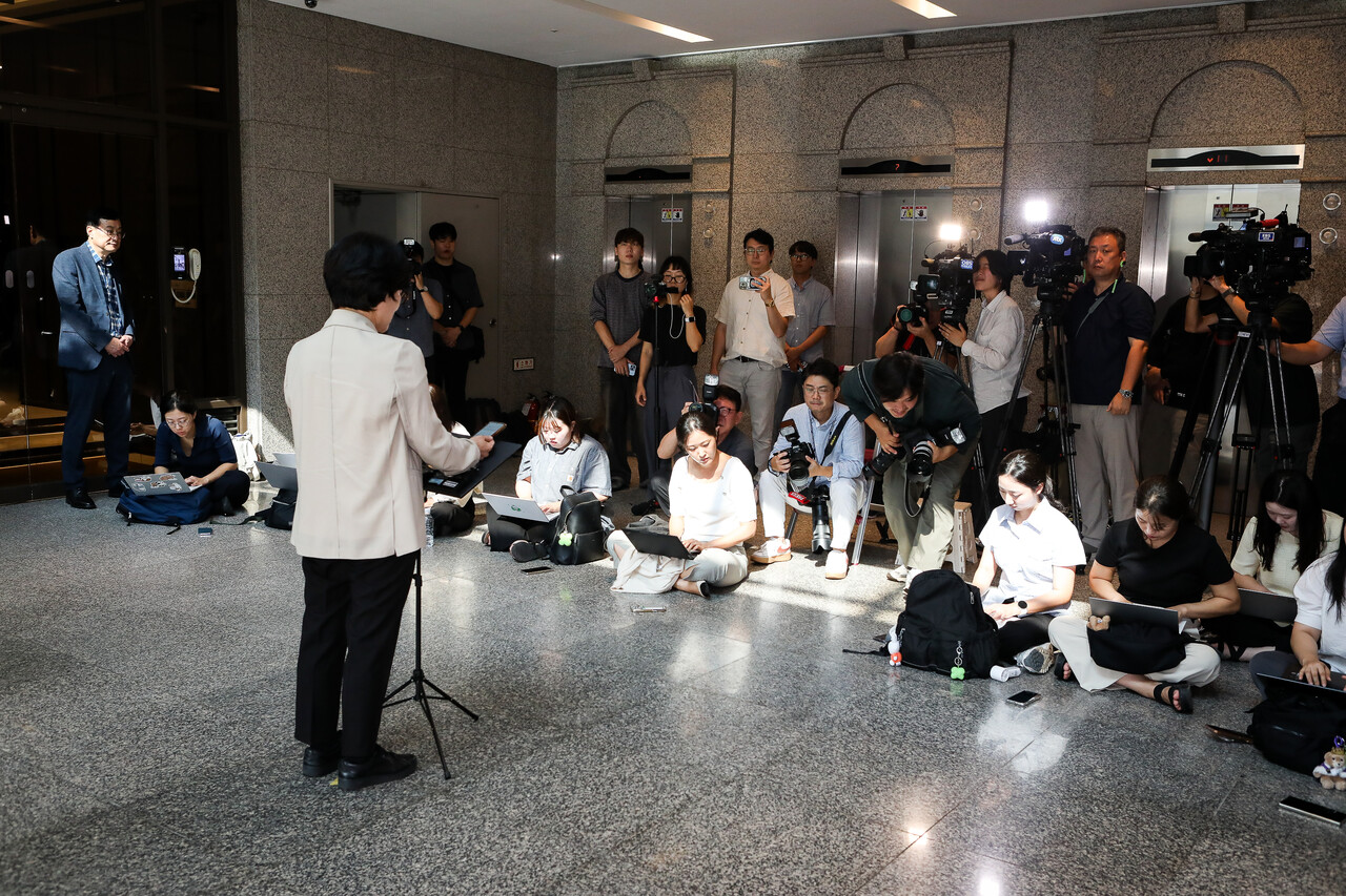 18일 오전 서울 서대문구 한국청소년활동진흥원에 마련된 여성가족부 장관 후보자 인사청문회 준비 사무실 첫 출근 기자회견에서 원민경 여성가족부 장관 후보자가 기자들의 질문에 답변하고 있다. ⓒ손상민 사진기자