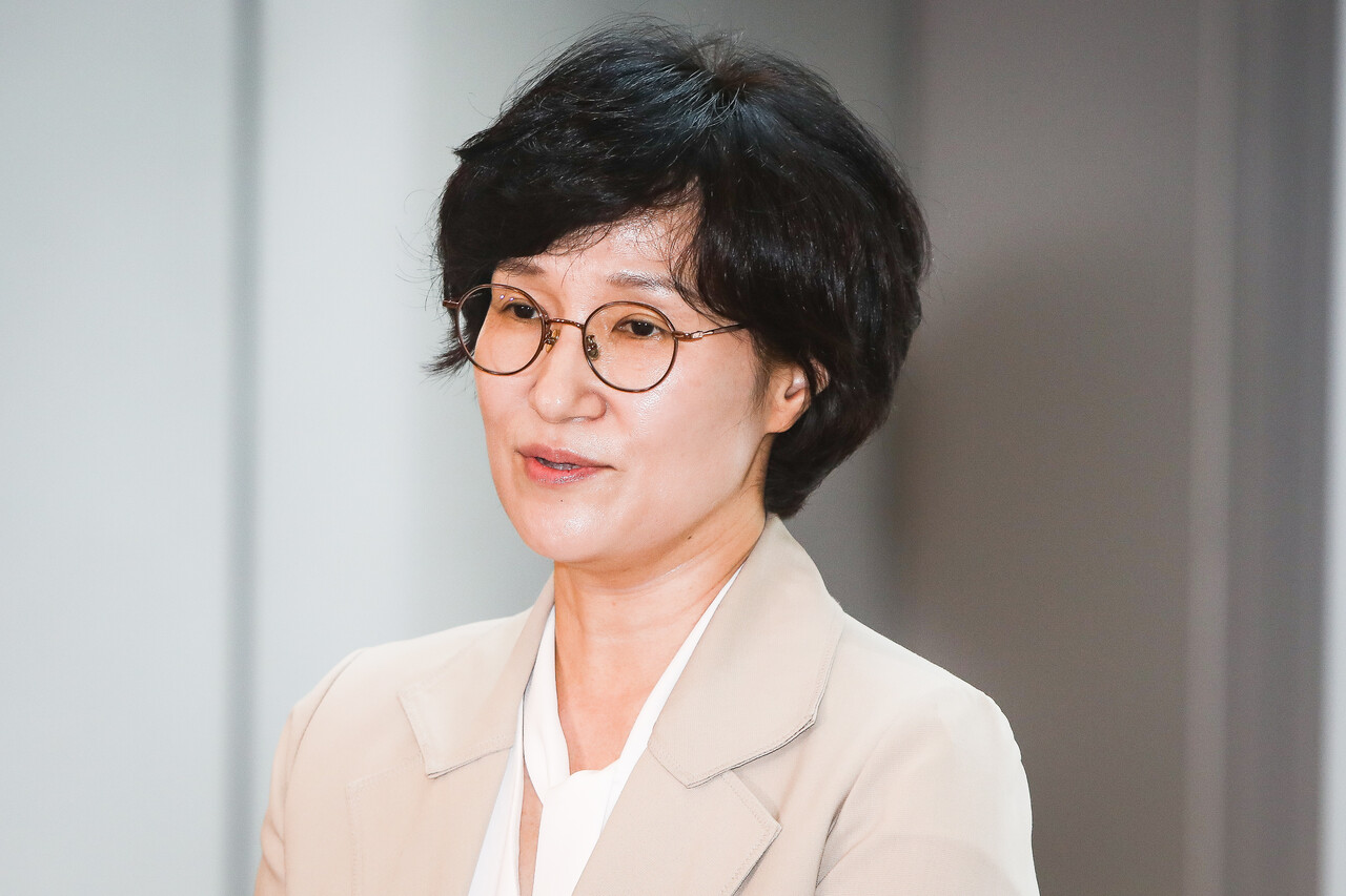 18일 오전 서울 서대문구 한국청소년활동진흥원에 마련된 여성가족부 장관 후보자 인사청문회 준비 사무실 첫 출근 기자회견에서 원민경 여성가족부 장관 후보자가 기자들의 질문에 답변하고 있다. ⓒ손상민 사진기자