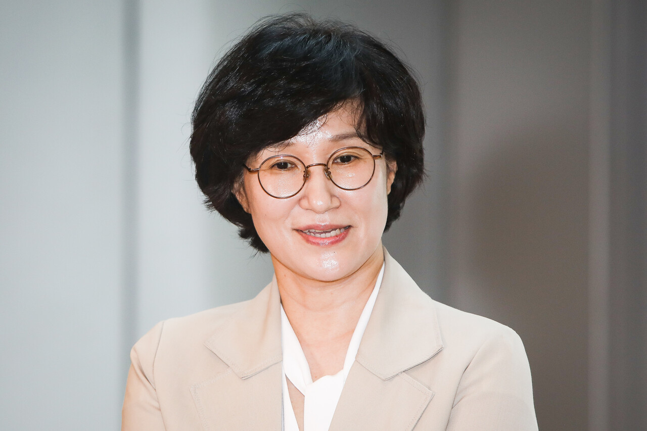 18일 오전 서울 서대문구 한국청소년활동진흥원에 마련된 여성가족부 장관 후보자 인사청문회 준비 사무실 첫 출근 기자회견에서 원민경 여성가족부 장관 후보자가 기자들의 질문에 답변하고 있다. ⓒ손상민 사진기자