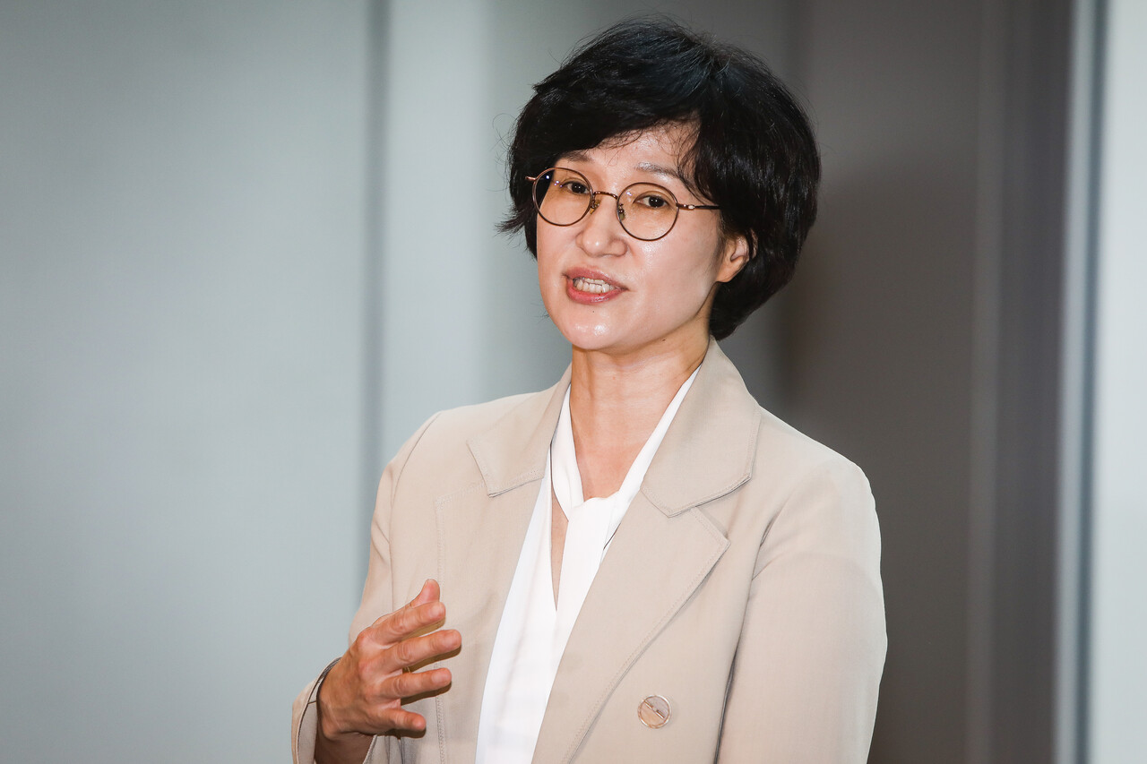 18일 오전 서울 서대문구 한국청소년활동진흥원에 마련된 여성가족부 장관 후보자 인사청문회 준비 사무실 첫 출근 기자회견에서 원민경 여성가족부 장관 후보자가 기자들의 질문에 답변하고 있다.