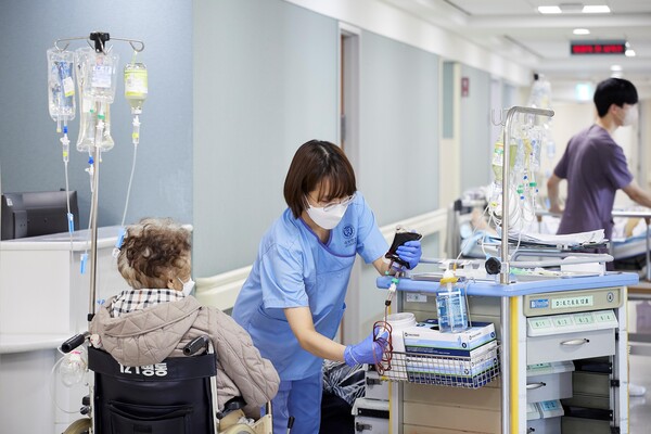 주4일제 시범사업에 참여 중인 세브란스병원 121병동의 한 간호사가 환자를 돌보고 있다. ⓒ세브란스병원노동조합