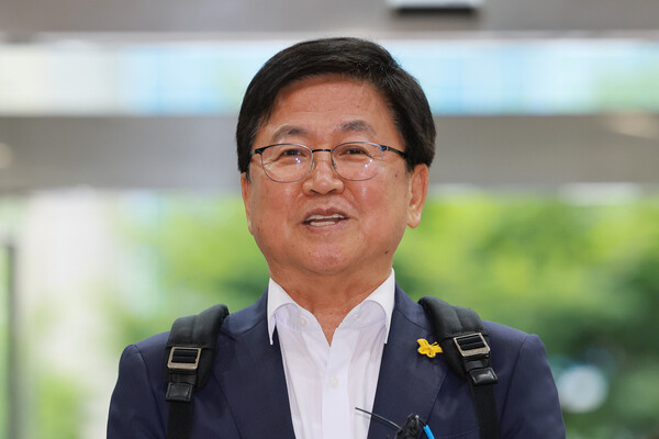 최교진 사회부총리 겸 교육부 장관 후보자가 14일 인사청문회 준비 사무실이 마련된 서울 영등포구 여의도 한국교육시설안전원으로 출근하며 지명 소감을 밝히고 있다. ⓒ연합뉴스