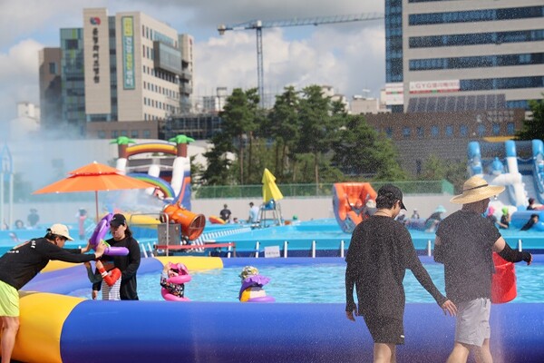 파주시와 교하청소년문화의집은 지난 16일 운정청소년 물놀이장에서 청소년어울림마당 2회차 ‘유스 버브(YOUTH VERVE)’를 진행했다.ⓒ파주시