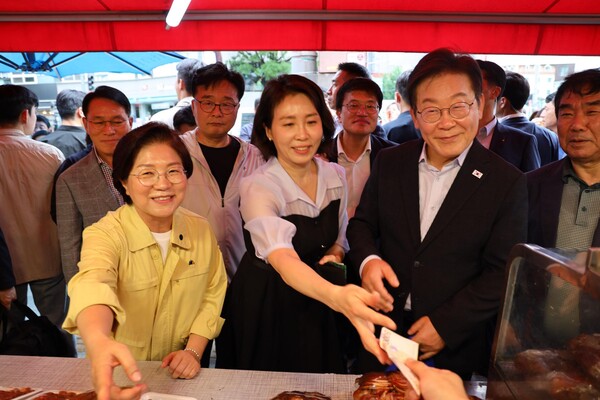 연서시장을 방문해 음식을 구입하는 이재명 대통령 내외. ⓒ은평구