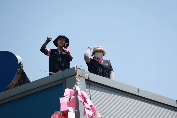 27회 서울국제여성영화제 ‘올해의 보이스’ 수상자, 한국옵티칼하이테크지회 박정혜 수석부지회장, 소현숙 조직부장. ⓒSIWFF 제공