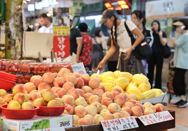 서울 한 전통시장에서 과일을 고르는 시민. ⓒ연합뉴스